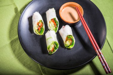 Asya böreği siyah plaka üzerine sos ile