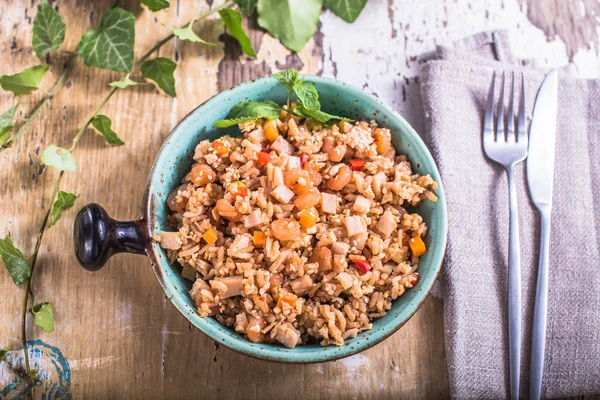 Riso Con Verdure Pentola Blu Tavolo Legno Rustico — Foto Stock