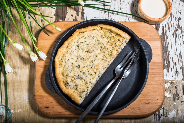 Gebakken Zout Gebak Koekenpan Houten Bord — Stockfoto