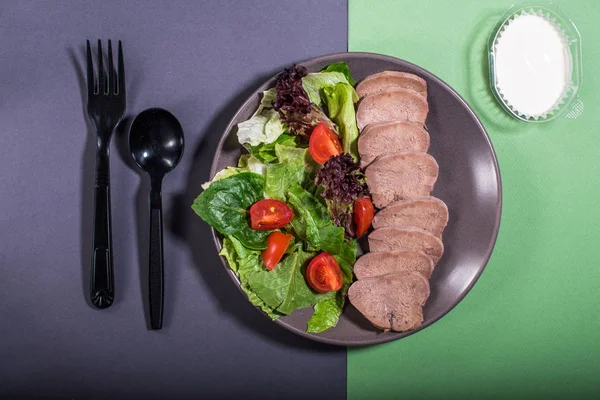 Növényi Saláta Szeletelt Húsok Szürke Lemez Műanyag Evőeszköz — Stock Fotó