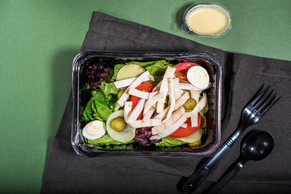 Növényi Saláta Csirkével Műanyag Tartályban Zöld Háttér — Stock Fotó