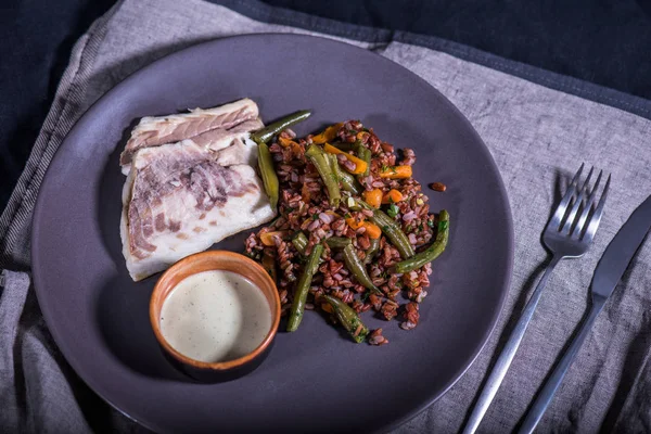 在桌布上的盘子里放上蔬菜和蒸鱼片的米饭 — 图库照片