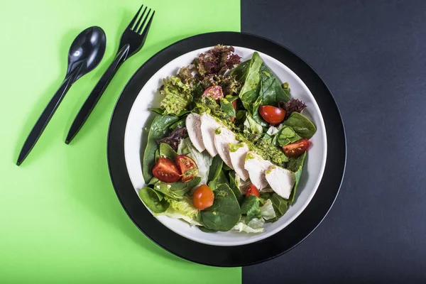 Ensalada Verduras Con Pollo Plato Sobre Fondo Gris Verde —  Fotos de Stock