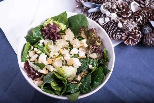 Salade Légumes Frais Servie Dans Bol Blanc — Photo