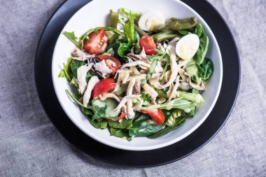 keten tablelcoth ıslak zeminde beyaz peynir ile sebze salatası