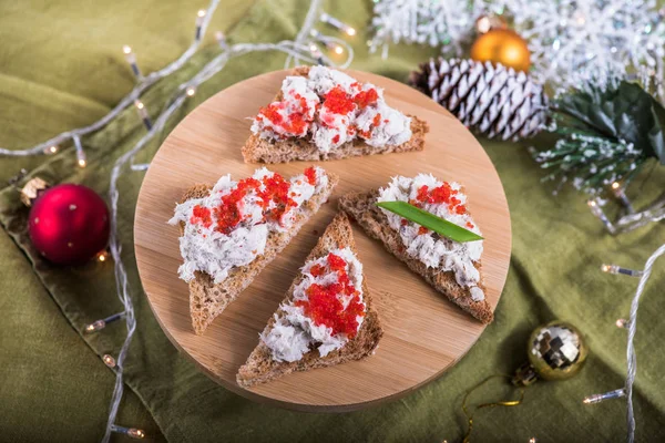 Rostat Bröd Med Dip Träskiva Med Inredning Till Jul — Stockfoto