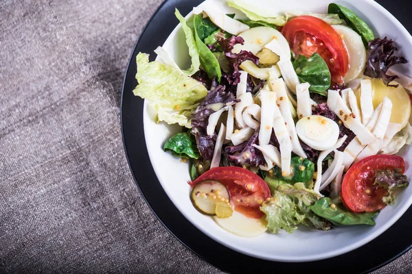 Ensalada Verduras Frescas Tazón Sobre Tela Lino —  Fotos de Stock