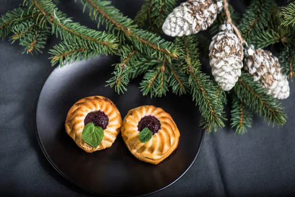Sweet Cakes Fruit Filling Decorated Mint Leaves Black Bowl Christmas — Stock Photo, Image