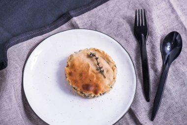 et ve sebze ile lezzetli pişmiş pasta üstten görünüm beyaz plaka üzerinde