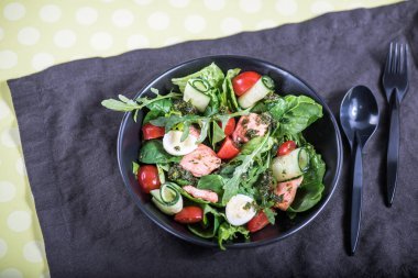 Siyah peçete üzerinde kase taze sebze salatası