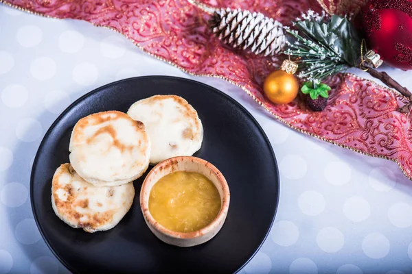 Ovanifrån Läckra Söta Stekt Ost Fritters Med Honung Plattan Och — Stockfoto