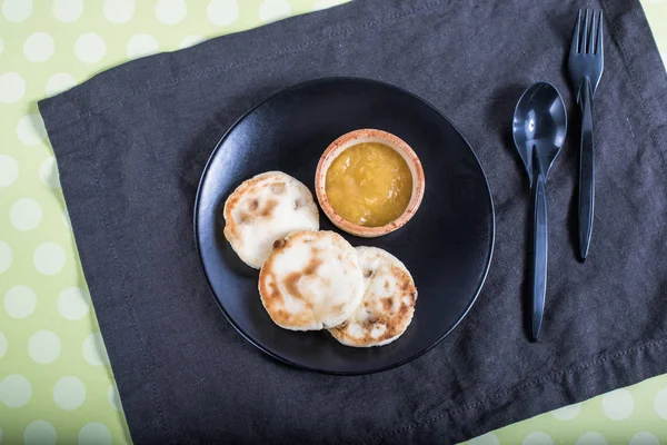 Ovanifrån Läckra Söta Stekt Ost Fritters Med Honung Tallrik — Stockfoto