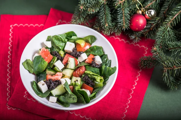 Salade Légumes Frais Dans Bol Sur Une Serviette Rouge Avec — Photo