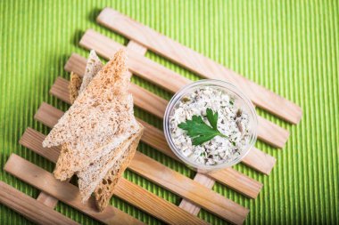 Fincan yeşil yüzeyi ahşap tahta üzerinde daldırma ile tost