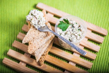 Fincan yeşil yüzeyi ahşap tahta üzerinde daldırma ile tost