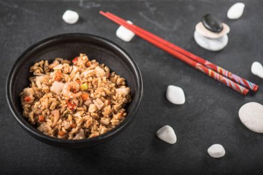 Deniz ürünleri ve sebze taze çiçekler ile koyu arka plan üzerinde Asya pirinç