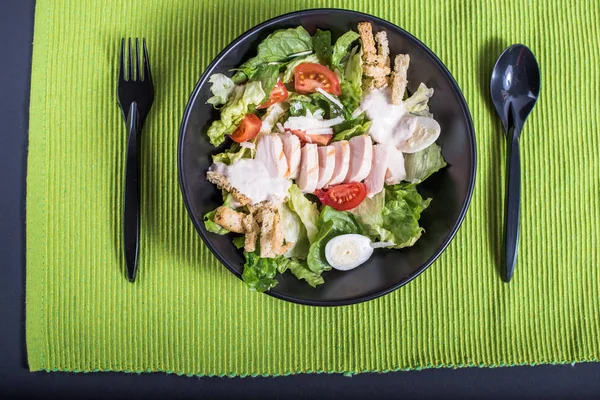 Ensalada Verduras Frescas Con Pollo Tazón Negro Servilleta Verde —  Fotos de Stock