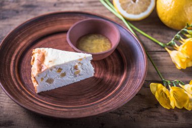 Çiçekli tabakta ev yapımı peynirli kek parçası