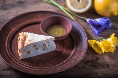 Çiçekli tabakta ev yapımı peynirli kek parçası