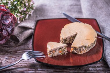 Tuzlu doldurulmuş pasta plaka üzerinde masa örtüsü üzerinde