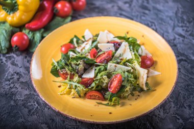 Tabakta domates ve peynirli taze sebze salatası