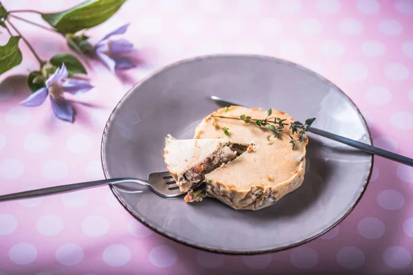 Close View Delicious Baked Pie Meat Vegetables Purple Plate Beautiful — Stock Photo, Image