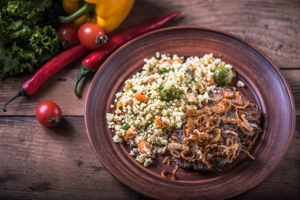 Gebratene Leber Und Bulgur Mit Gemüse Auf Teller Auf Holztisch — Stockfoto