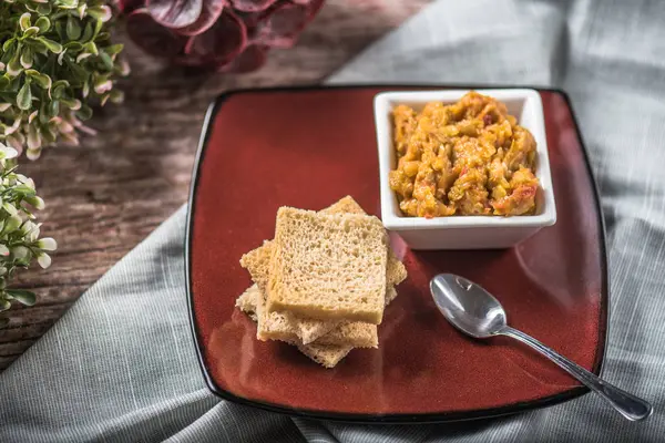 Pane Tostato Con Tuffo Verdure Piatto Marrone Tavolo Legno Rustico — Foto Stock