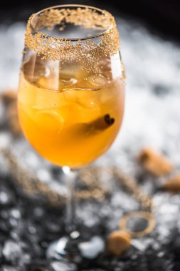 Buz ve kahverengi şeker zemin üzerine tarçın ile kokteyl