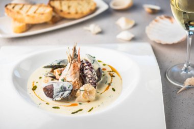 Krema sosu ile deniz ürünleri yemek Restoran beyaz tabakta servis