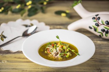 Ahşap masa üzerinde beyaz tabakta sebze çorbası