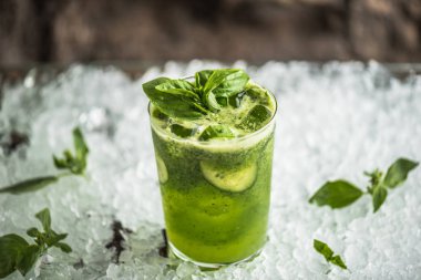 Kokteyl cam fesleğen, limon ve buz üzerinde salatalık ile