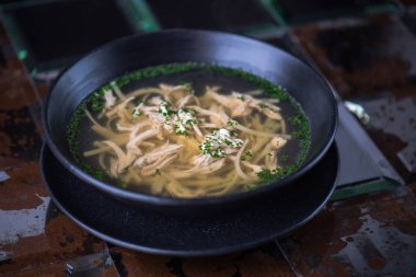 Tavuk suyu otlar ile siyah plaka servis