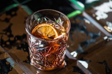 Alkol içki narenciye koyu arka plan üzerinde cam ile