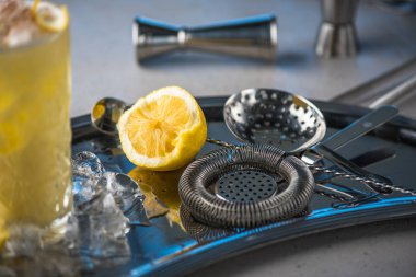 Ferahlatıcı limon kokteyl cam barmen araçları ile metal tepsi