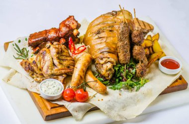 Bira kurulu kızarmış domuz knuckle, tavuk, sosis ve kavrulmuş patates ile