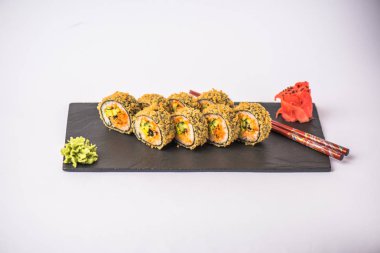 Japon suşi roll beyaz arka plan üzerinde yemek çubukları ile kayrak üzerinde servis tava