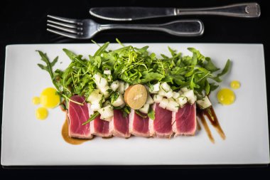 Sebze salatası beyaz tepside servis ile ton balığı taze dilimlenmiş