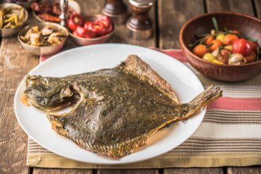 kase sebze ile ahşap masa üzerinde plaka üzerinde tek balık ızgara