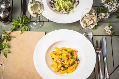 İtalyan makarna sebze ve taze salata plakaları tablo ayarlama