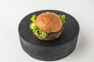 Burger. Beyaz arka plan üzerinde hamburger yakın çekim 