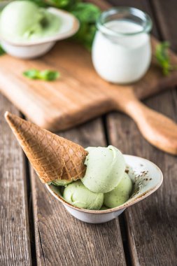 Yeşil dondurma topları ile gözleme koni kase ahşap tablo