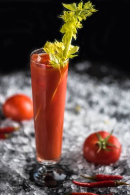 margarita kokteyl cam servis ve buz ile koyu arka plan üzerine kereviz ile süslenmiş