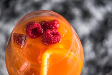 Egzotik tropik kokteyl cam buz ile koyu arka plan üzerinde