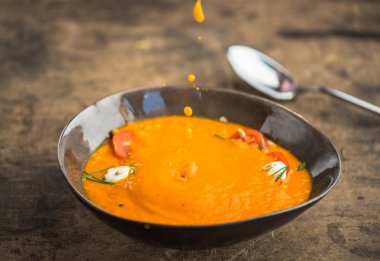 ahşap masa üzerinde kase sebze çorbası peynirli bırakarak