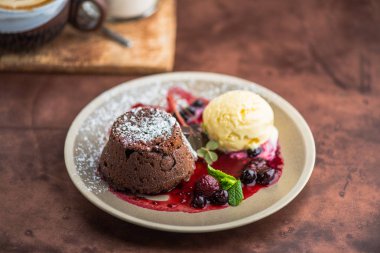 Tatlı dondurma ile. Çikolatalı kek