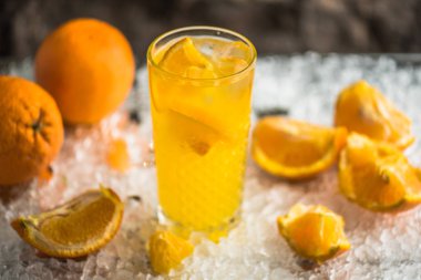 Turuncu içmek kokteyl bardak buz içinde servis