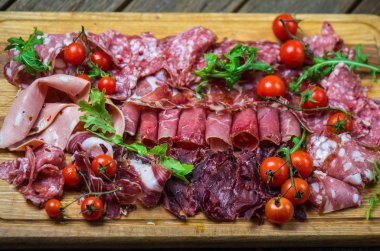 meze ahşap tahta ile dilim jambon ve salam