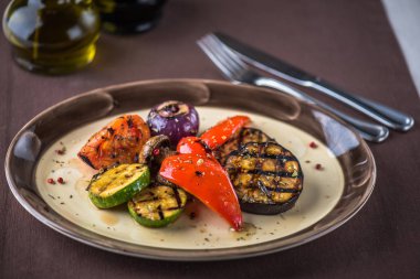 Izgara sebze tabak üzerinde çatal ile masa örtüsü üzerinde servis