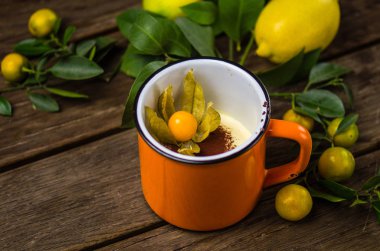 Şekerli tatlı physalis ahşap tablo ile süslenmiş kupa